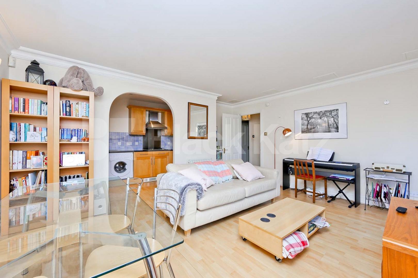Beautiful apartment, over looking tranquil gardens & private parking   Russell Lodge. Spurgeon Street, London Bridge